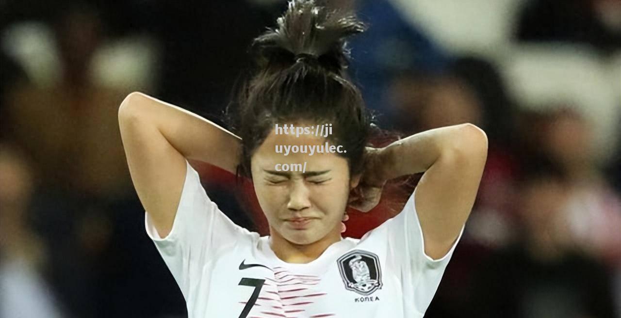 足球比赛中女队球员表现抢眼